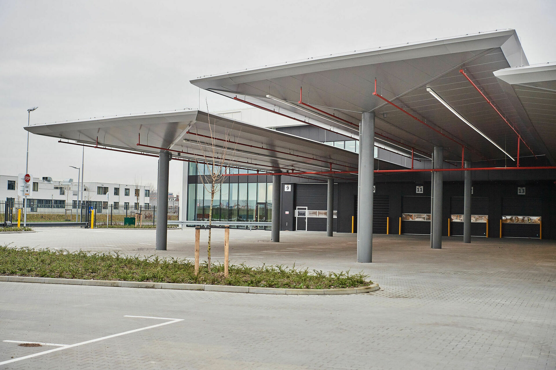P200 NL Schiphol Hanedaweg Detail Charger